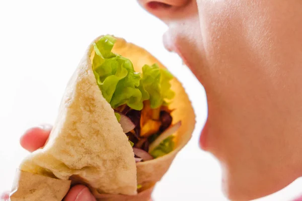 Mexicaanse burrito in de hand te eten met kip, peper en bonen — Stockfoto