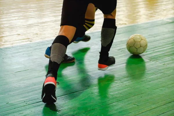 男の子はサッカー、ミニサッカーのための minifootball のプレイフィールドを再生します — ストック写真