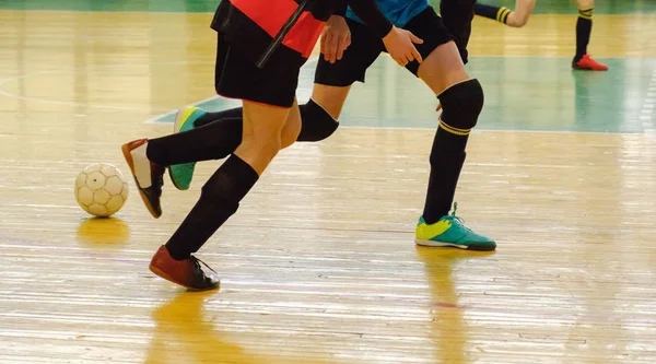 Jungen spielen Fußball, Minifußball-Spielfeld für Mini-Fußball — Stockfoto