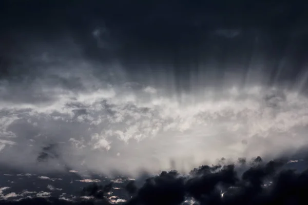 Bakgrund av mörka moln innan thunder-storm — Stockfoto
