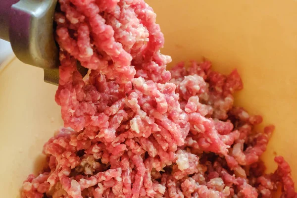 Fermez le hachoir à viande ou la machine à hacher avec de la viande hachée. Montrer le processus forcemeat . — Photo