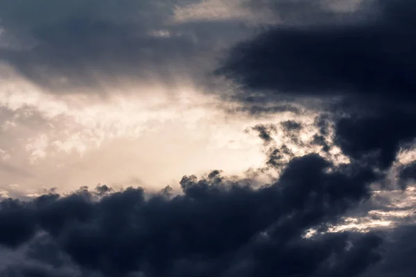 Antecedentes de nuvens escuras antes da tempestade de trovão — Fotografia de Stock