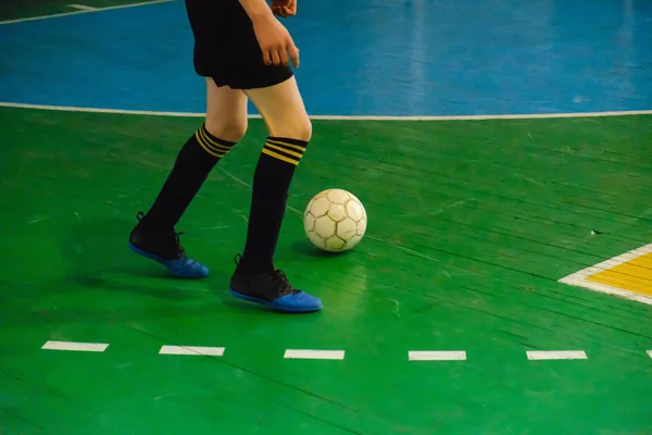 Jongens spelen voetbal, minifootball speelveld voor minivoetbal — Stockfoto