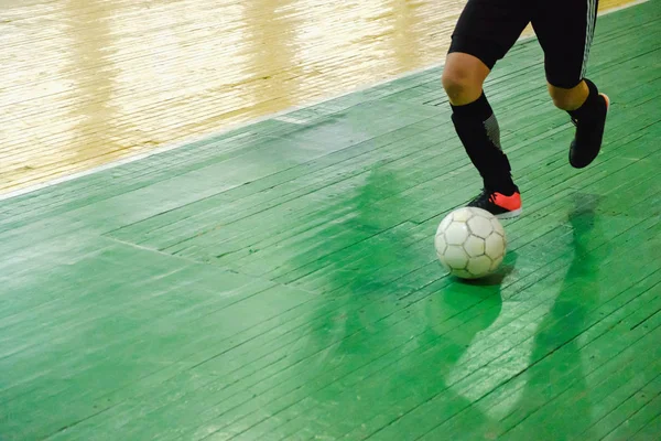 Meninos jogar futebol, mini-futebol jogando campo para mini futebol — Fotografia de Stock