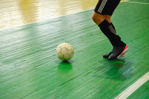 Jungen spielen Fußball, Minifußball-Spielfeld für Mini-Fußball — Stockfoto
