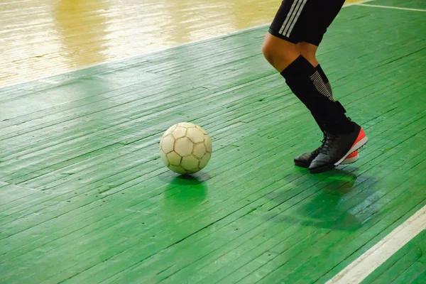 男の子はサッカー、ミニサッカーのための minifootball のプレイフィールドを再生します — ストック写真