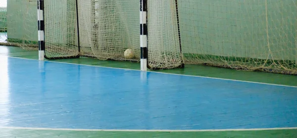 Fútbol gol en la mini sala de fútbol —  Fotos de Stock