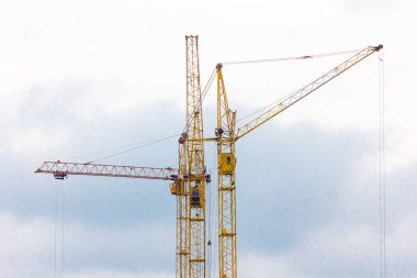 Vinç inşaat mavi gökyüzü altında bina