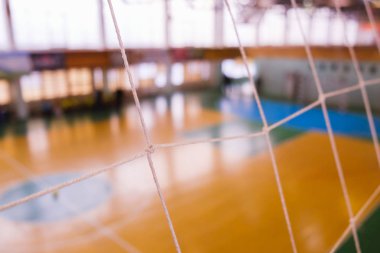 Futbol geçit alanı, Futsal topu alan jimnastik salonu kapalı, futbol spor sahası defocused