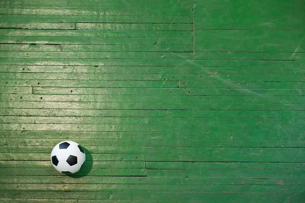 Fotbal a futsal stadion s světlé značky hřiště a míč v centru. Pohled shora. — Stock fotografie