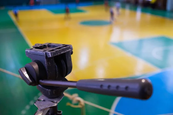 Fútbol jugador desenfocado en el campo, Campo de pelota Futsal en el gimnasio interior, Campo de fútbol deportivo —  Fotos de Stock