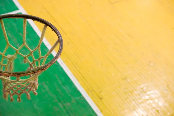 Eski basketbol koridorda yakın çekim halkasıdır. — Stok fotoğraf