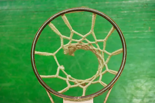 Anel de basquete velho no salão é close-up . — Fotografia de Stock