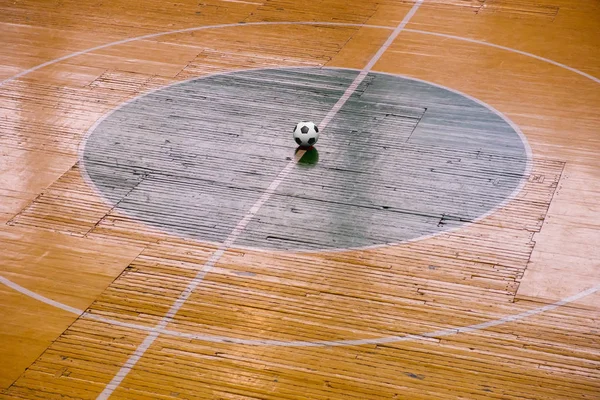 Piłka nożna czy futsal stadion z jasne znaczników równych szans i piłka w centrum. Widok z góry. — Zdjęcie stockowe