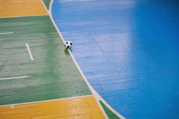 Estádio de futebol ou futsal com uma marcação brilhante do campo de jogo e bola no centro. Vista superior . — Fotografia de Stock