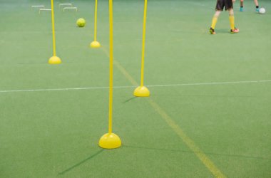 Futbol kampı için çocuklar. Çocuk futbol becerilerini topları ve koniler ile eğitim. Futbol slalom matkaplar futbol top sürme geliştirmek için hızlı