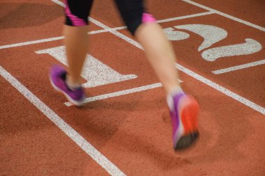 arka plan ile mevsimlik hareket ayak runner stadyumda bir koşu bandı olduğunu.