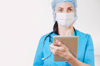 tablet ile konsantre doktor