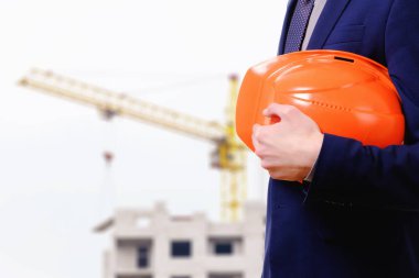 Kavramı, işadamı Oluşturucu ile şantiye Vinçler ile bir kask,