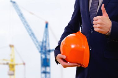 Kavramı, işadamı Oluşturucu ile şantiye Vinçler ile bir kask,