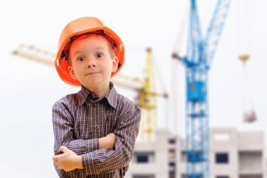 Kavramı, şantiye Vinçler ile bir kask, küçük çocuk