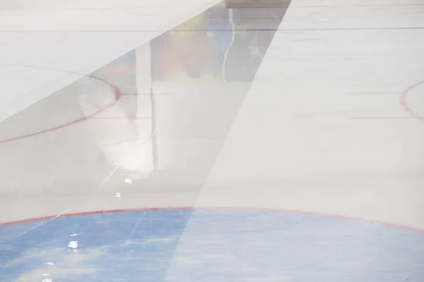 Ice preparation at the rink between sessions in the evening outdoors. Polished ice ready for match. ICE MAINTENANCE MACHINE — Stock Photo, Image