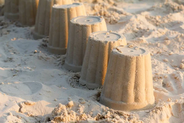 Château de sable sur une plage de sable d'été — Photo