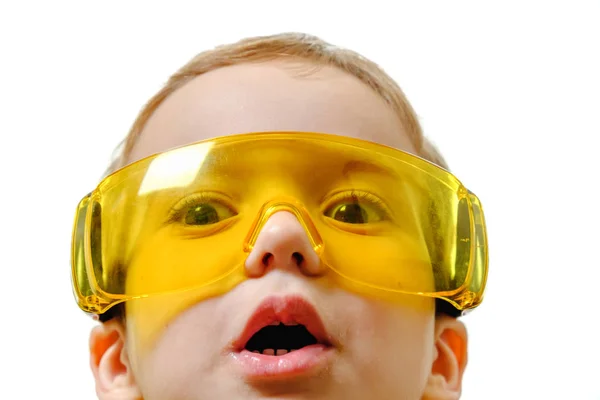 Conceito, pequeno menino sorridente com óculos de proteção, parece distante isolado em fundo branco com espaço de cópia — Fotografia de Stock