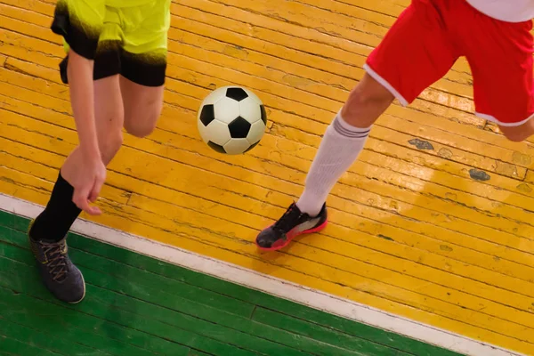 어린이 청소년 교육 축구 풋살 실내 체육관. 실내 축구 축구 공 교육으로 어린 소년. — 스톡 사진