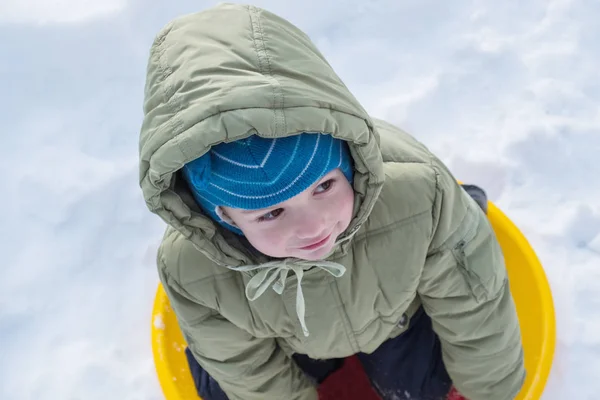 快乐的孩子在玩耍在雪堆里笑的冬装 — 图库照片