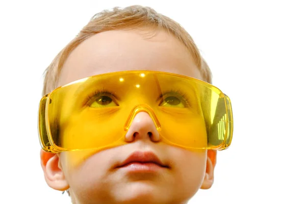 Έννοια, μικρό αγόρι χαμογελά με προστατευτικά γυαλιά, κοιτάζει μακριά απομονωθεί σε λευκό φόντο με αντίγραφο χώρου — Φωτογραφία Αρχείου