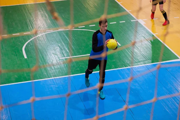 Τερματοφύλακας ποδοσφαίρου στο γκολ, πεδίο, Futsal μπάλα πεδίο στο πεδίο γυμναστήριο εσωτερική, ποδόσφαιρο Αθλητισμός — Φωτογραφία Αρχείου