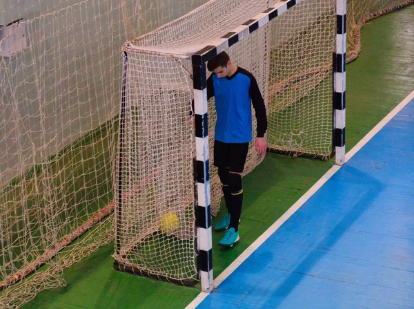 Goleiro de futebol no gol, campo, Campo de bola de futsal no ginásio indoor, Campo de futebol — Fotografia de Stock