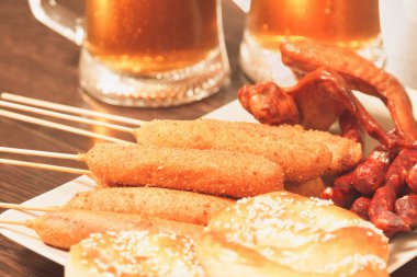 Bira ile Alman Milli yemekleri. Oktoberfest geleneksel gıda