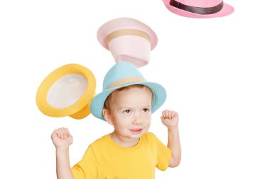 Beyaz izole şapkalı dans çocuk