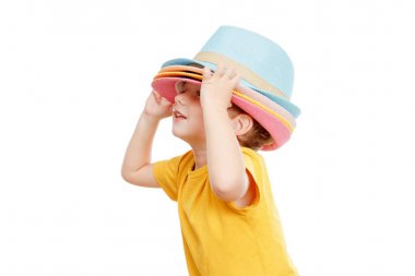 Beyaz izole şapkalı dans çocuk