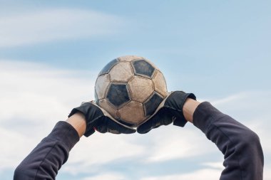 Kaleci topu yakalıyor