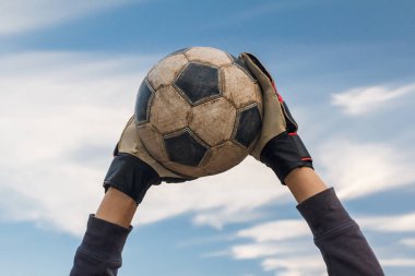 Kaleci topu yakalıyor