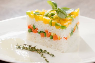 Vejetaryen yiyecekler, pilav salata sebze, sağlıklı yemekler ile