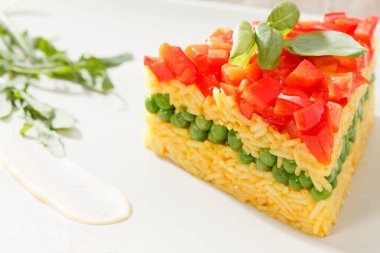 Vejetaryen yiyecekler, pilav salata sebze, sağlıklı yemekler ile