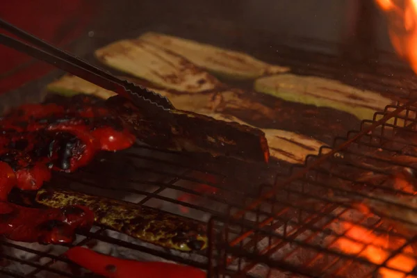 Outdoor cooking vegetables barbecue on fire bonfire, set of food on the grill — Stock Photo, Image