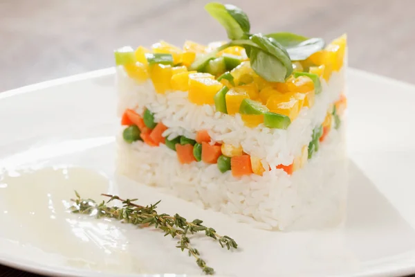 Vegetáriánus ételek, rizs, saláta, zöldségek, egészséges ételek — Stock Fotó