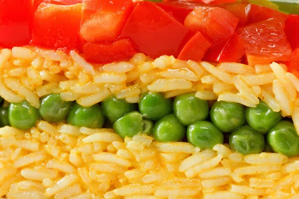 Вегетарианская еда, рисовый салат с овощами, здоровое питание — стоковое фото