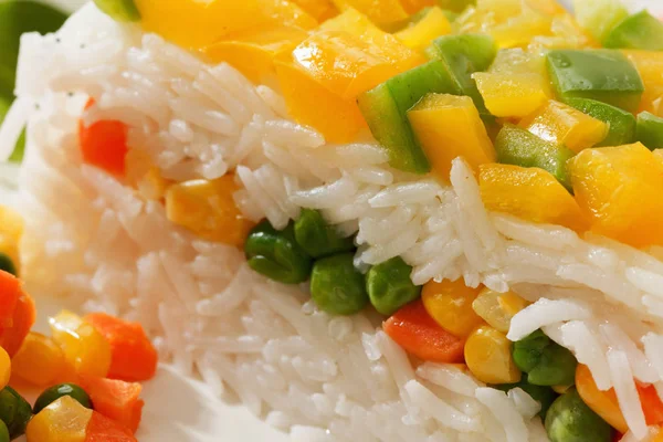Comida vegetariana, ensalada de arroz con verduras, comidas saludables — Foto de Stock