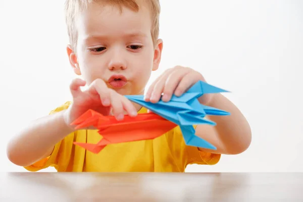 Gelukkige jongen spelen met raket — Stockfoto