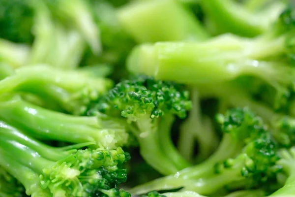 Closeup-foto av brokkoli som kokes i hvite metallplater – stockfoto