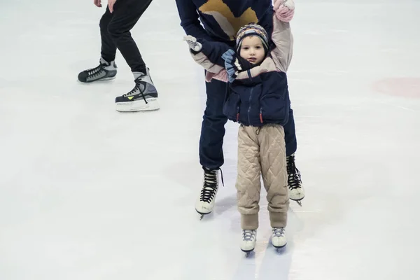 Menino feliz e sua mãe aprendendo patinação no gelo — Fotografia de Stock