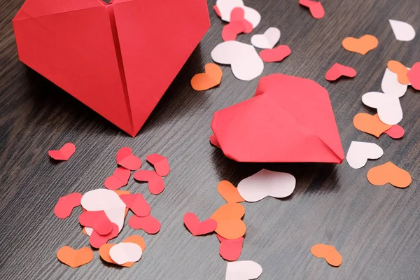 Origami kağıt kalpler ahşap zemin ile Sevgililer günü arka plan. — Stok fotoğraf