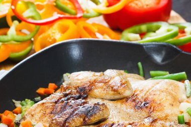 Sebzeli ızgara tava üzerinde bütün iştah açıcı ızgara tavuk