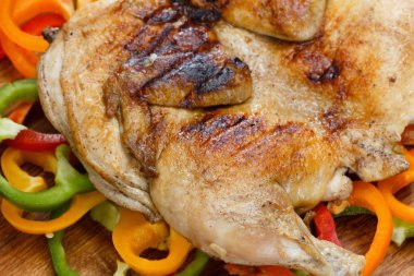 Sebze renkli arka plan üzerinde ızgara tavuk kızarmış kabuklu